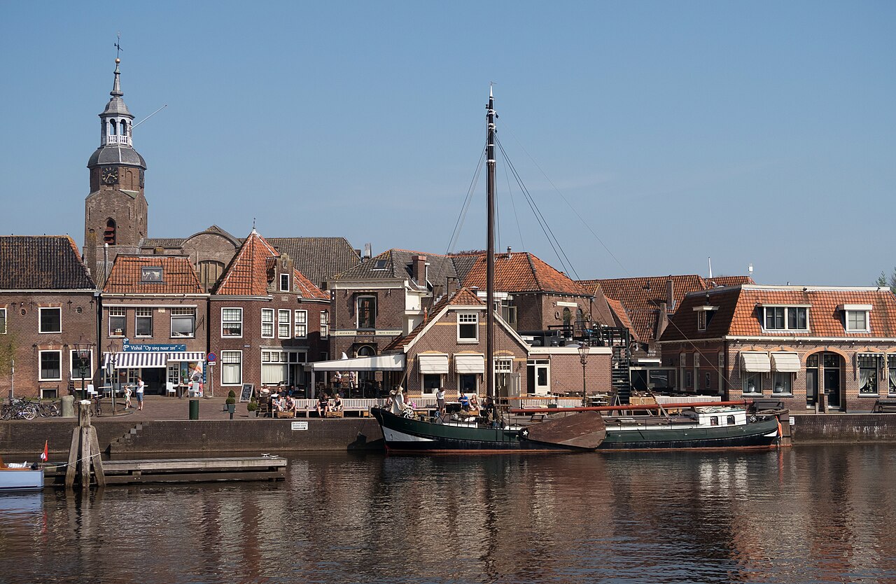 De Havenkolk in Blokzijl met boten en bebouwing aan de Zeedijk.