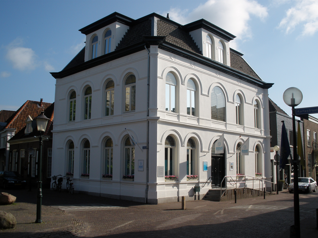 De gevel van het Zoutmuseum in Delden, gevestigd in het voormalige stadhuis.
