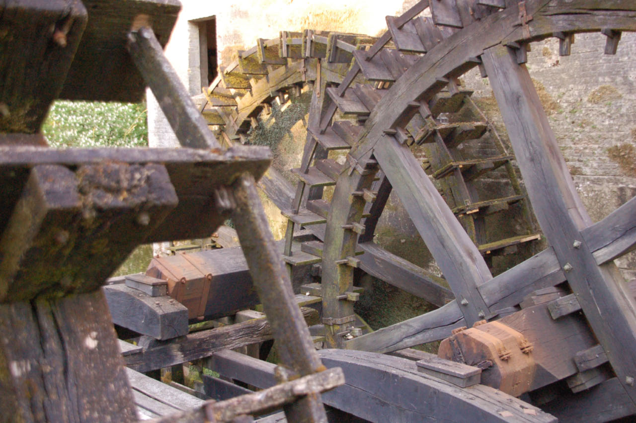 De waterraderen van de molen van Singraven aan de Dinkel bij Denekamp.