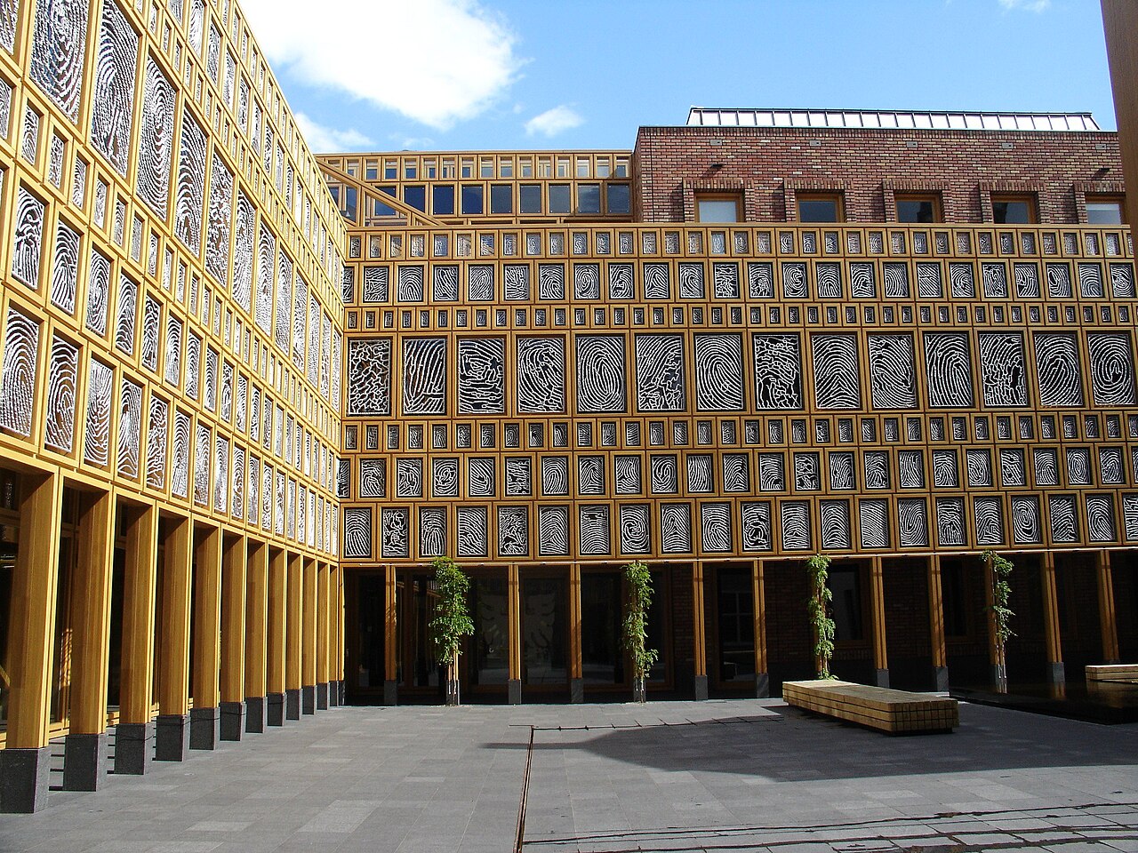 Gevels rond de binnenplaats van het nieuwe Deventer stadhuis, met gestileerde vingerafdrukken in de raamroosters.