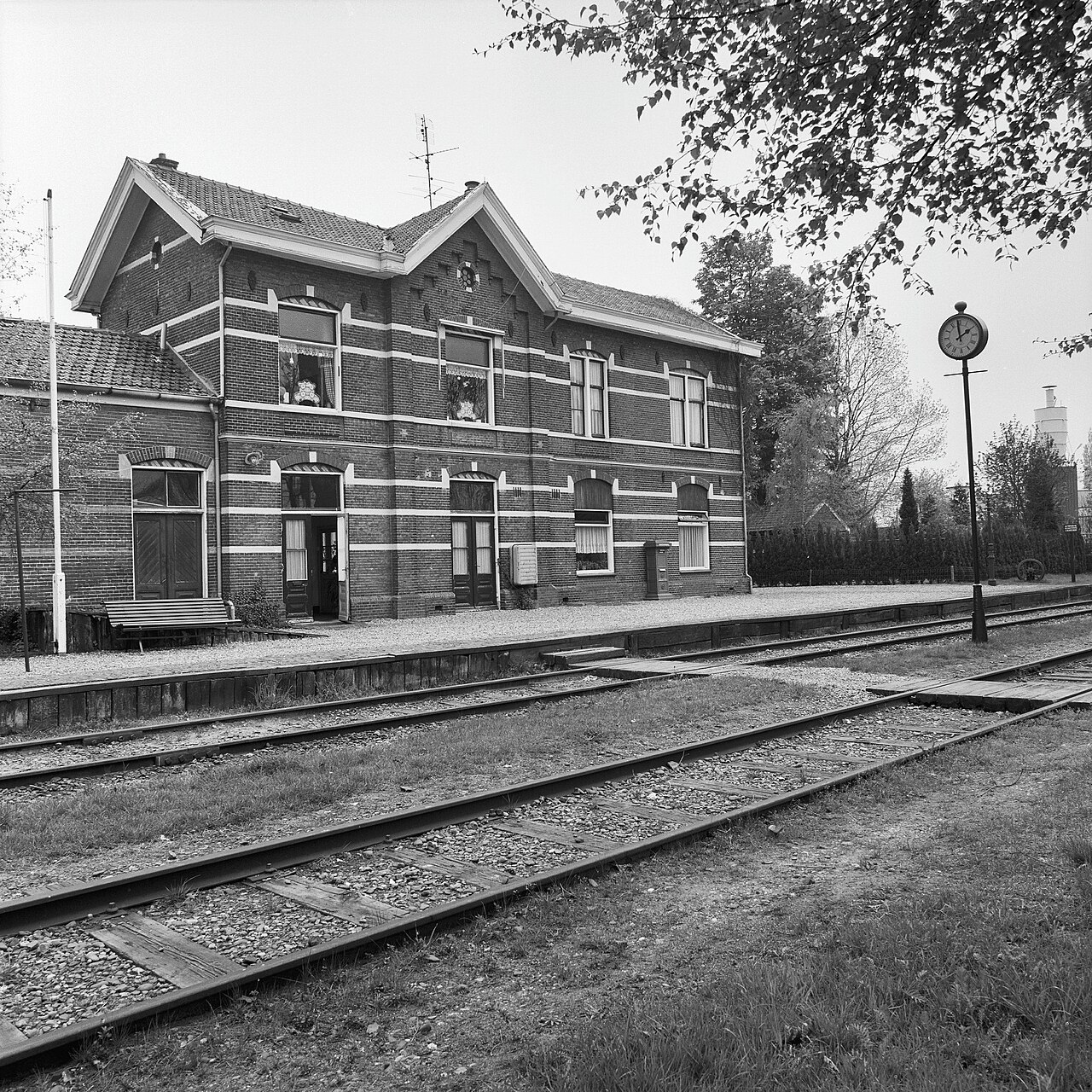 Het perron en stationsgebouw van Haaksbergen op een historische foto.