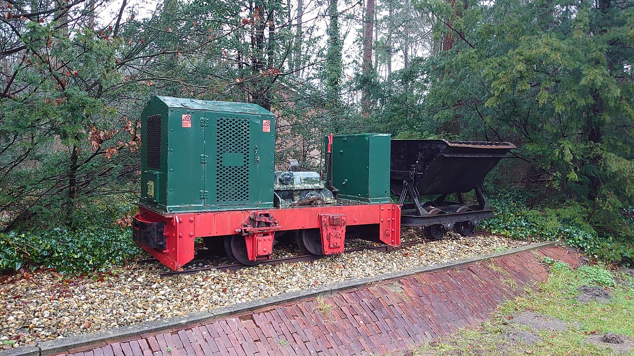 Een kleine locomotief met kipwagen van het Rijssens Leemspoor.
