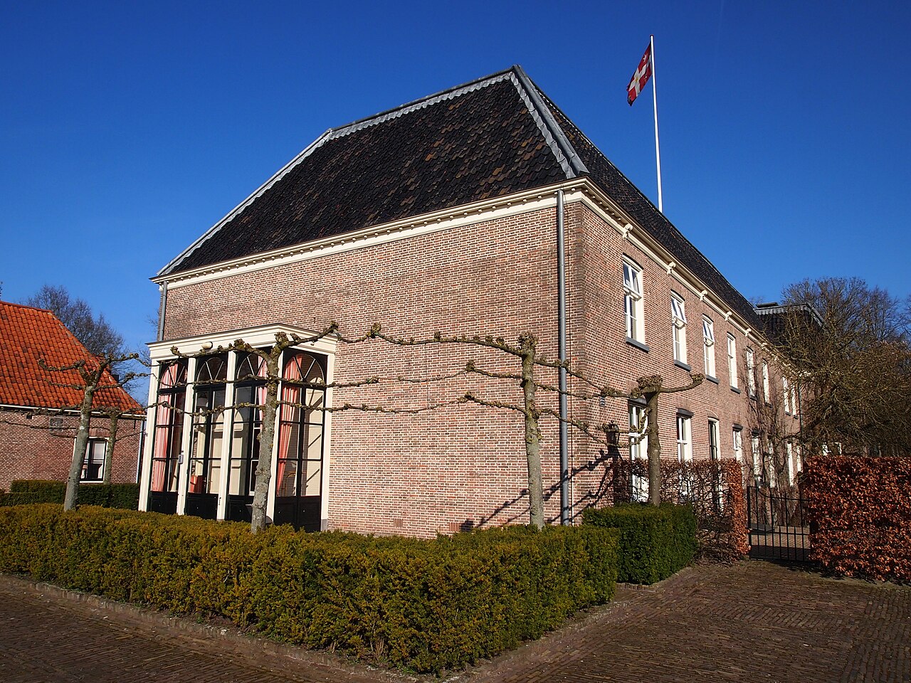 Het hoofdgebouw van havezate Oldruitenborgh in Vollenhove.