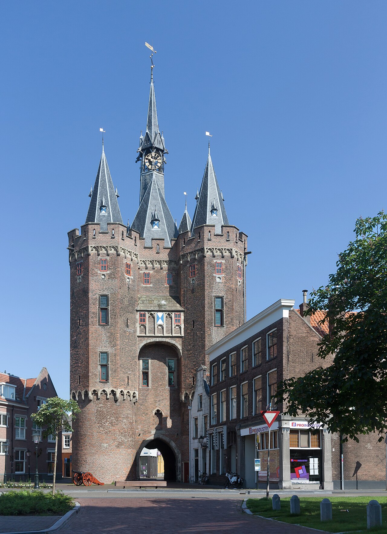 De Sassenpoort in Zwolle met de hoge torens boven de doorgang.