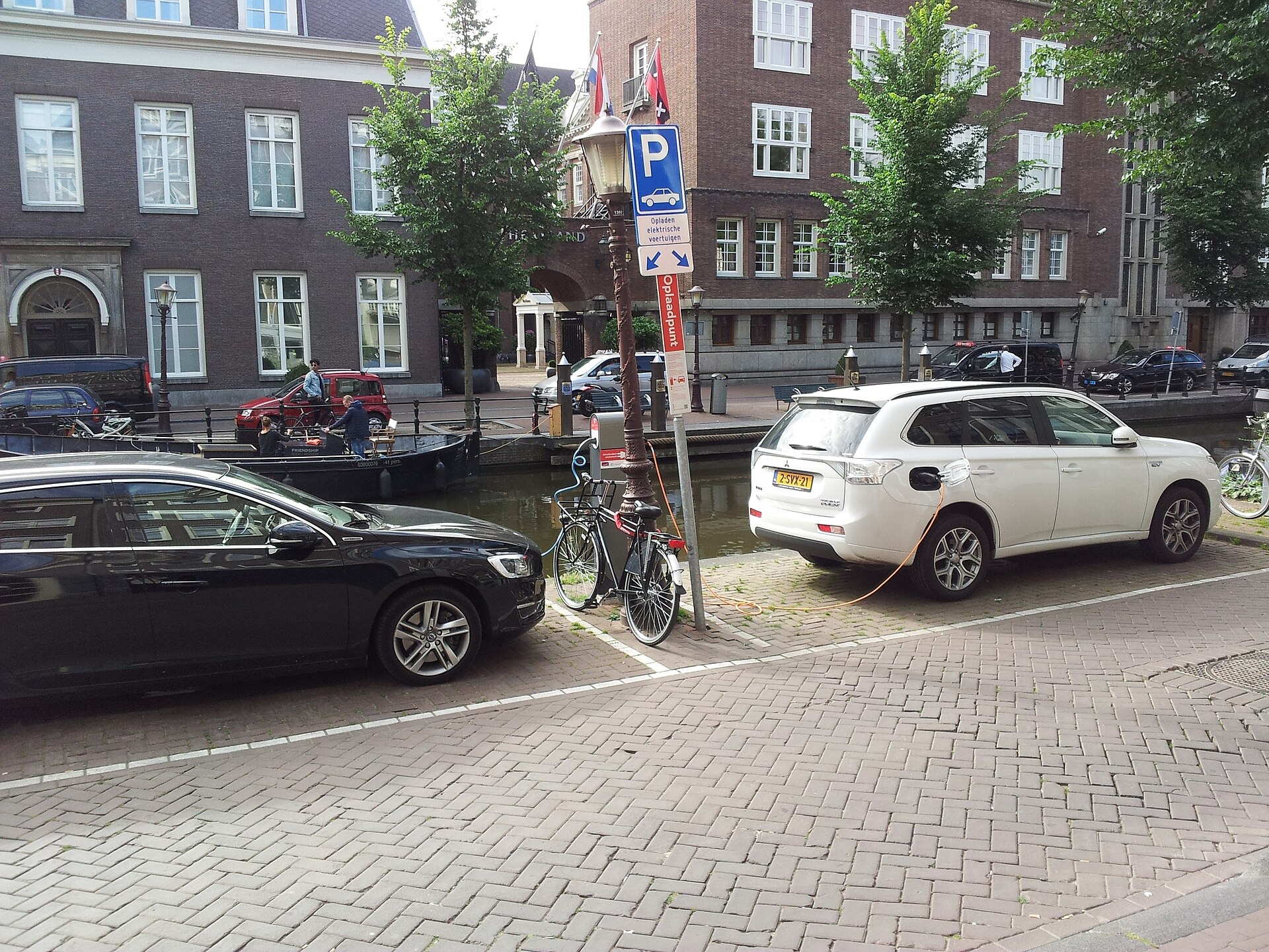 Auto’s aan een openbaar laadpunt in Amsterdam.