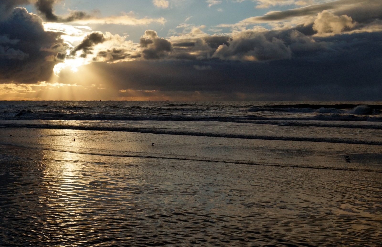 Golven en wolken boven de Noordzee, gezien vanaf het strand op Texel.