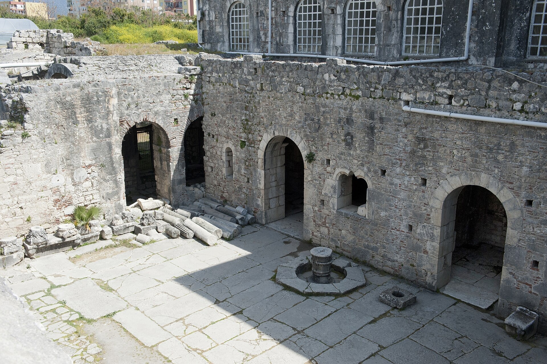 De binnenplaats en historische muren van de Sint-Nicolaaskerk in Demre, Turkije.