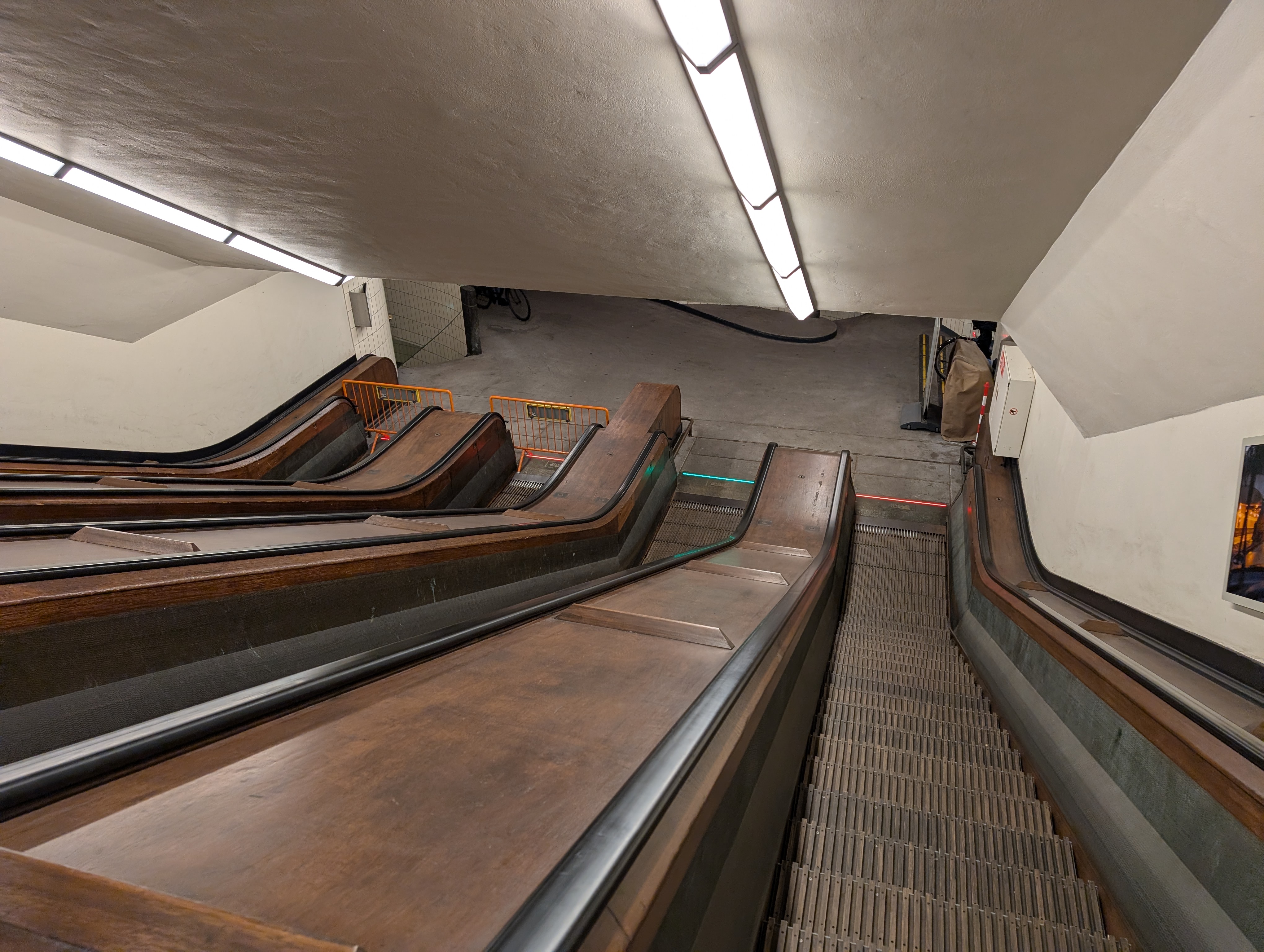 De houten roltrappen in de noordelijke toegang van de Maastunnel, van bovenaf gezien.