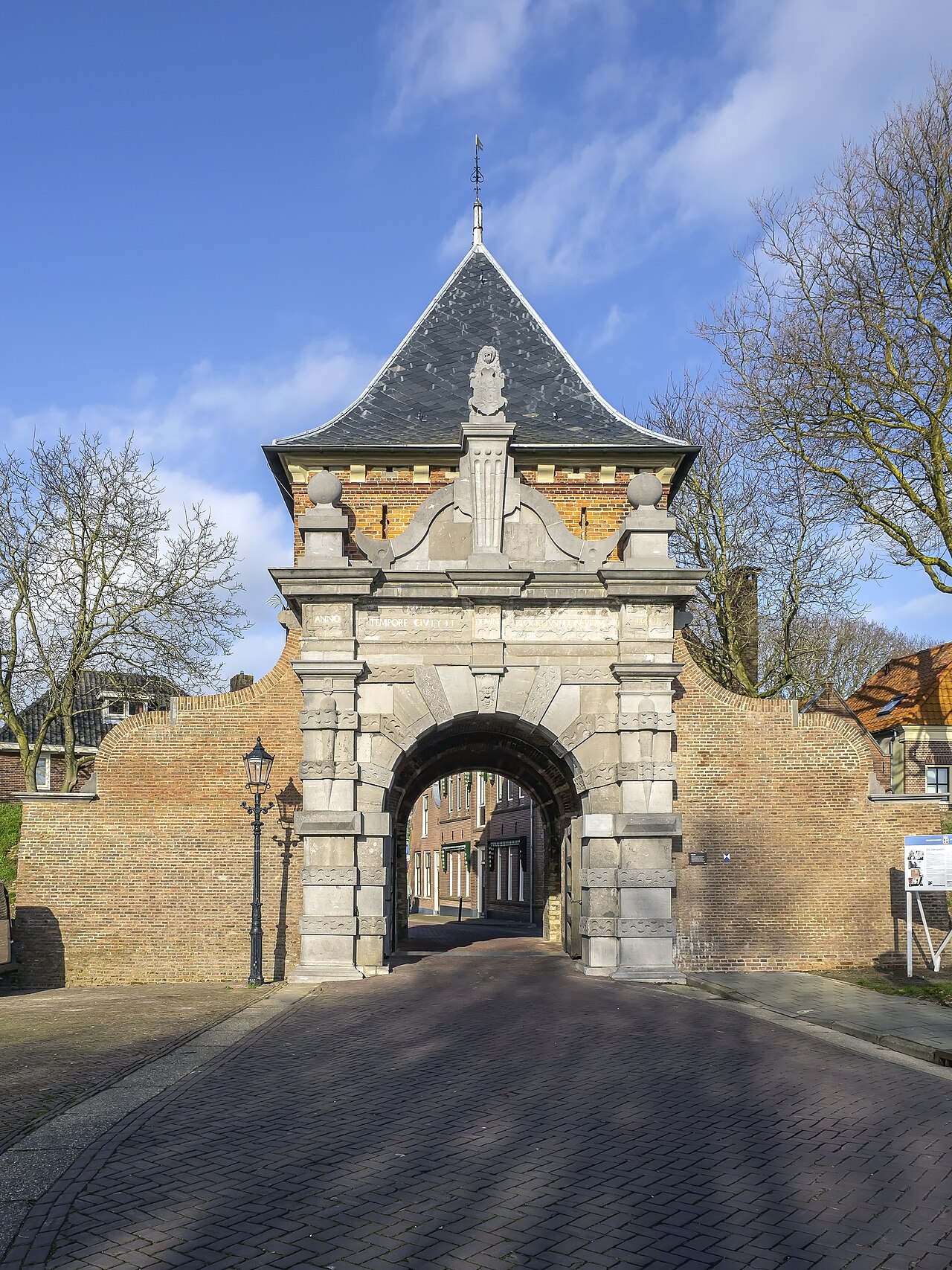 De Veerpoort in Schoonhoven, met de doorgang onder het hoge poortgebouw.
