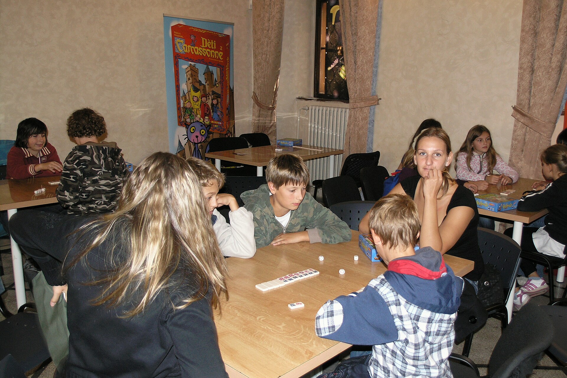 Kinderen en volwassenen spelen Regenwormen op een spelbijeenkomst.