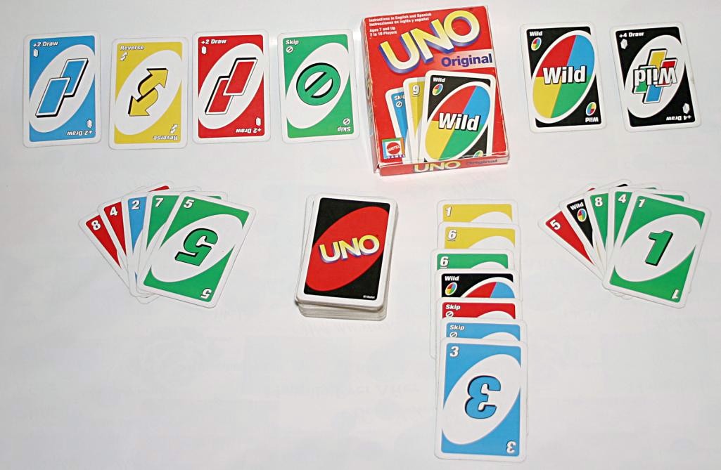 Klassieke UNO-kaarten in verschillende kleuren op een lichte ondergrond.