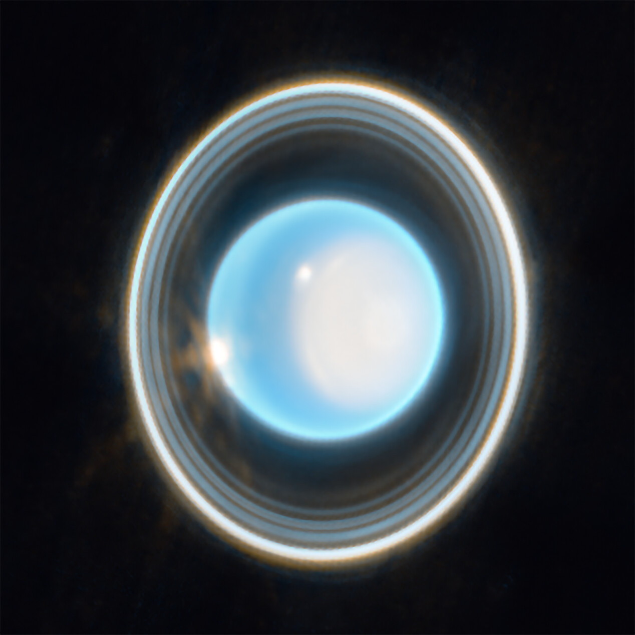 De lichtblauwe planeet Uranus met heldere ringen en een witte poolkap op een zwarte achtergrond.