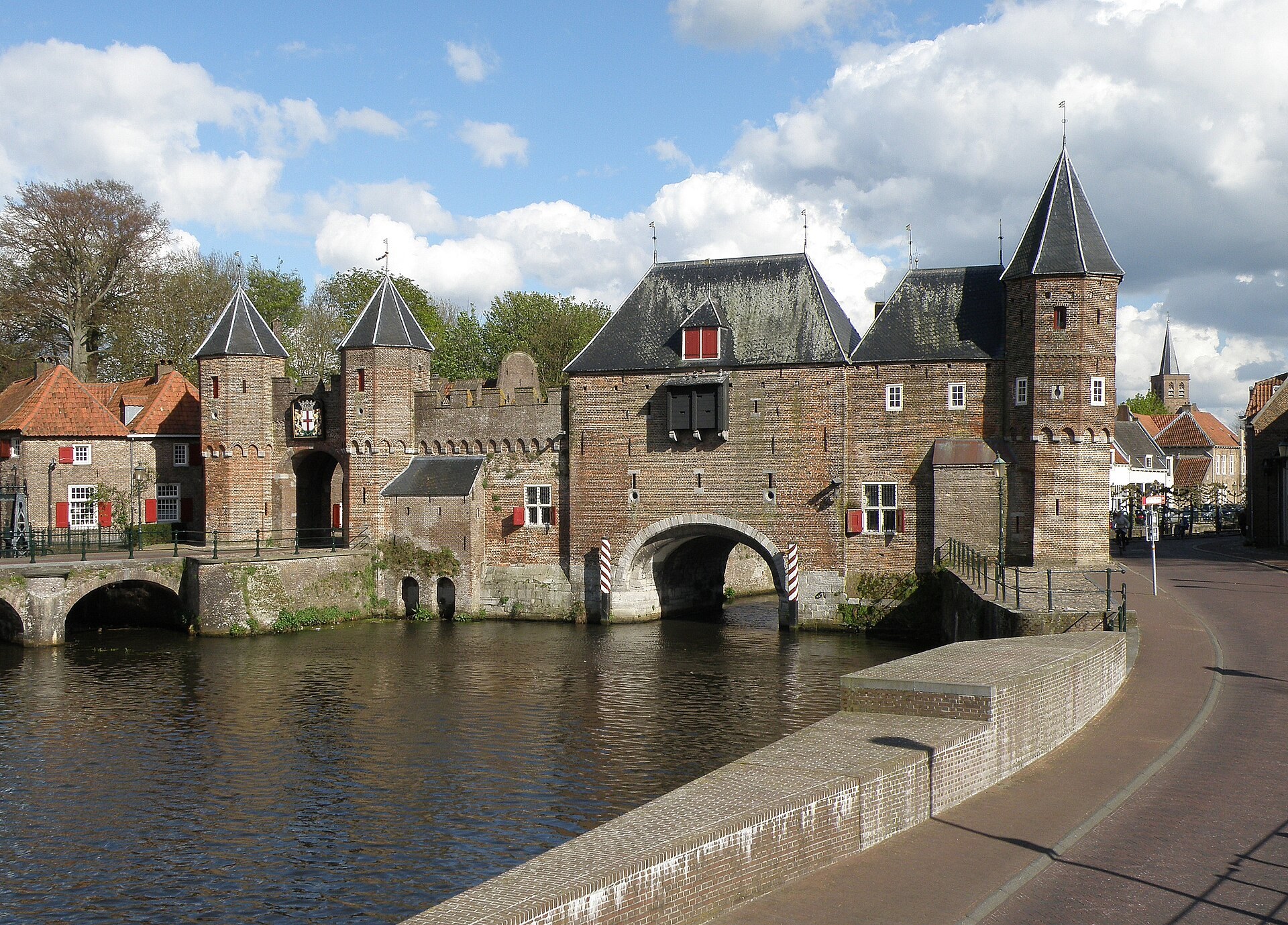 De Koppelpoort in Amersfoort, met land- en waterdoorgangen.