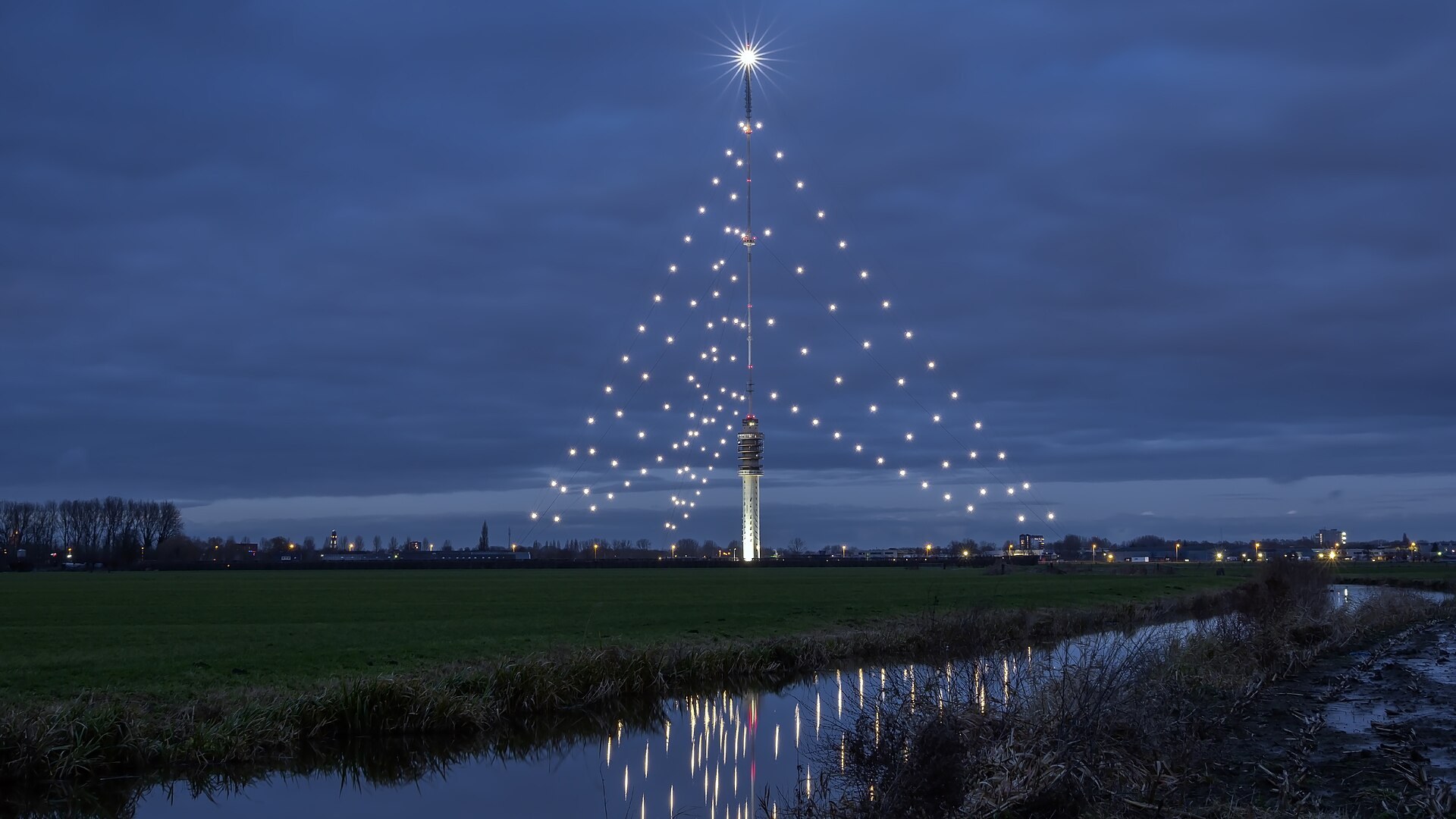 De verlichte Gerbrandytoren als kerstboom in IJsselstein.