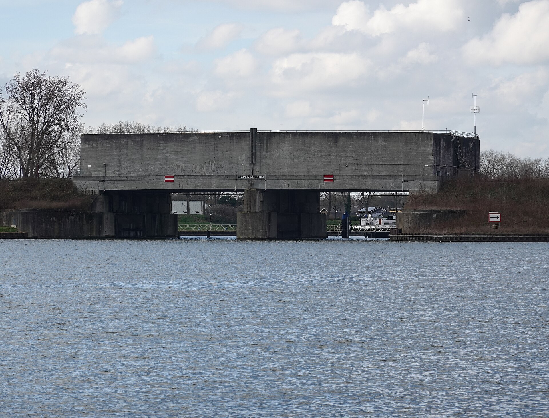 De Plofsluis boven het water bij Nieuwegein.