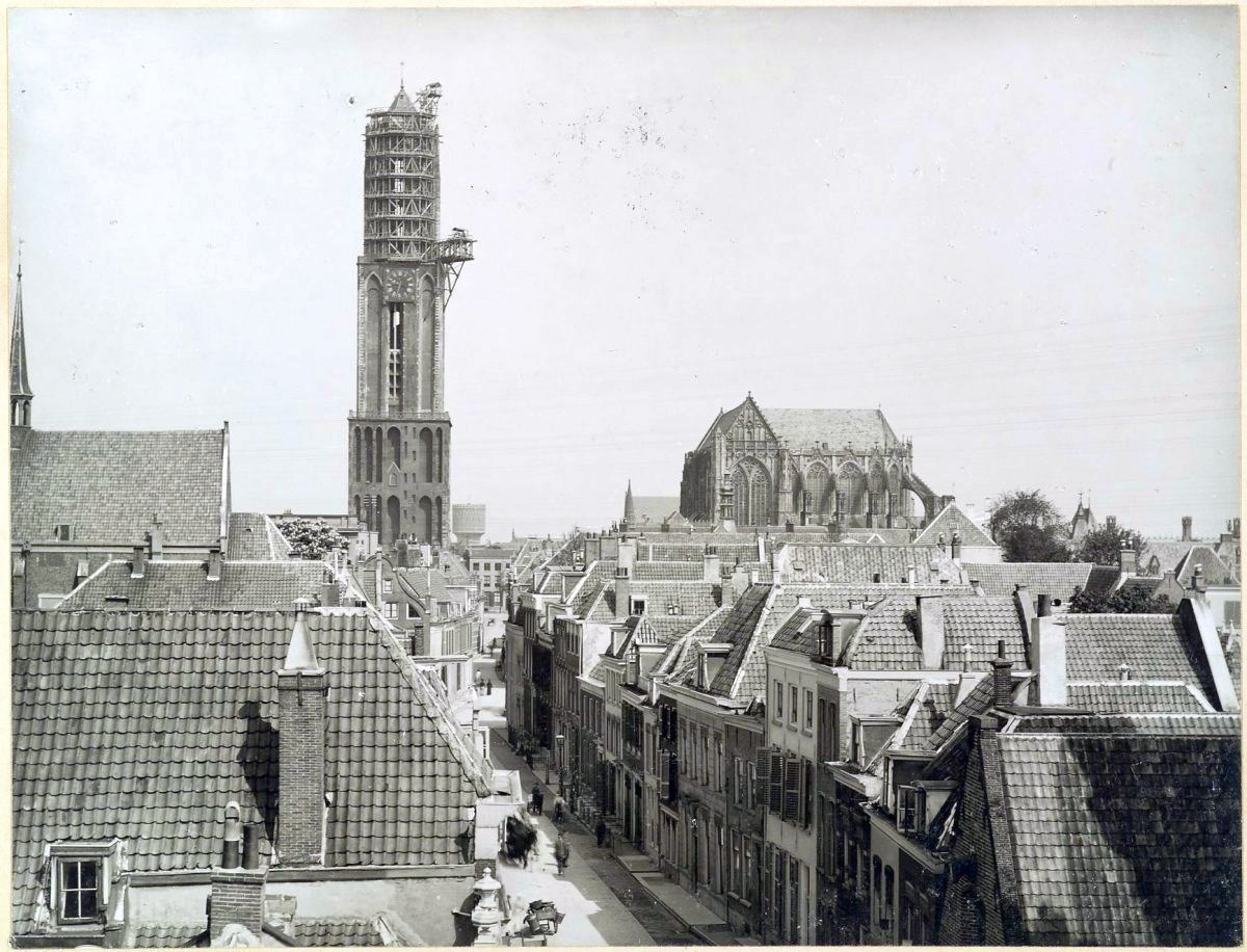 Historisch stadsbeeld van Utrecht met de Domtoren en Domkerk op afstand van elkaar; geen beeld van de storm zelf.