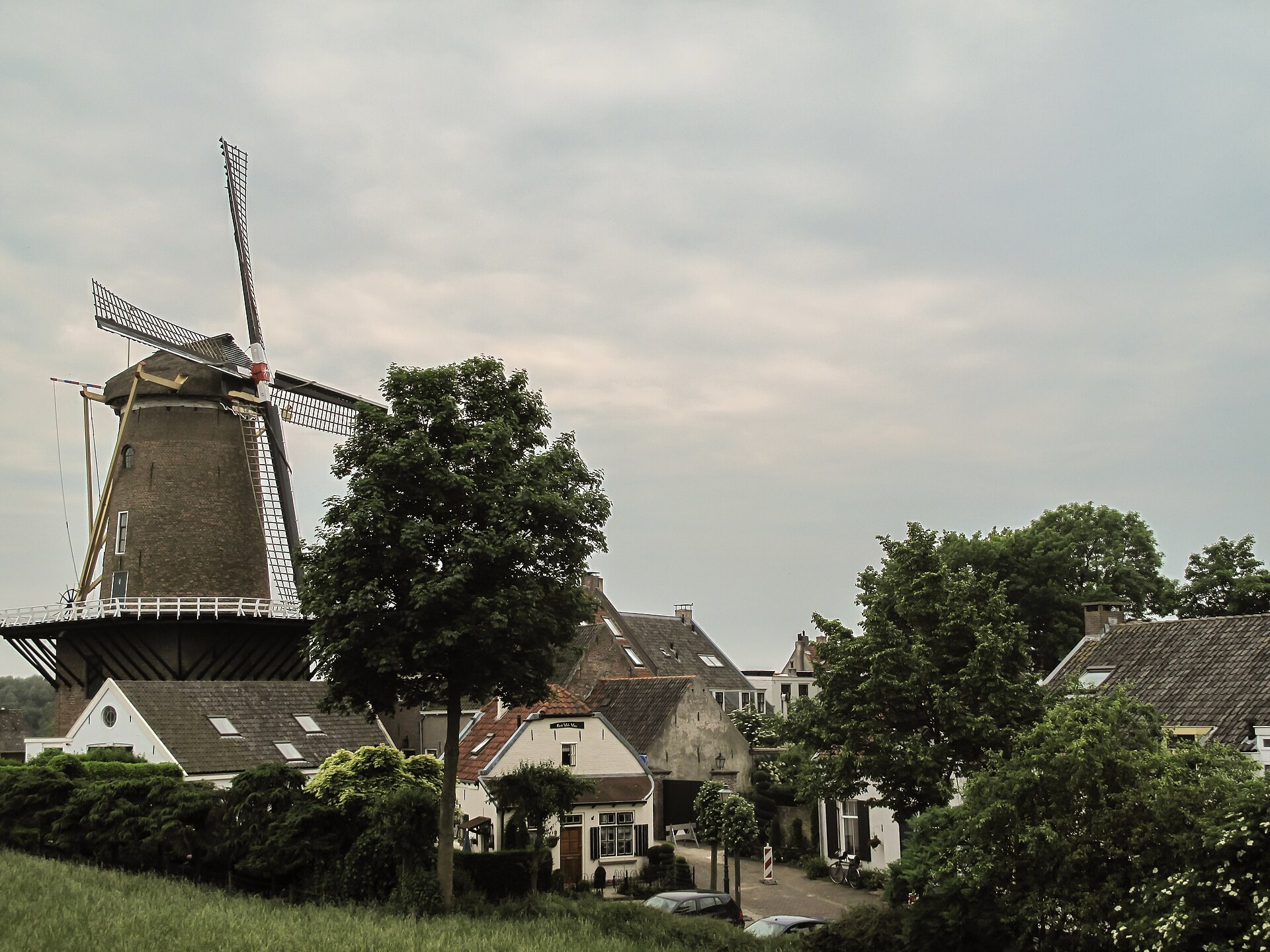Molen Rijn en Lek in Wijk bij Duurstede, gezien vanuit de straat.