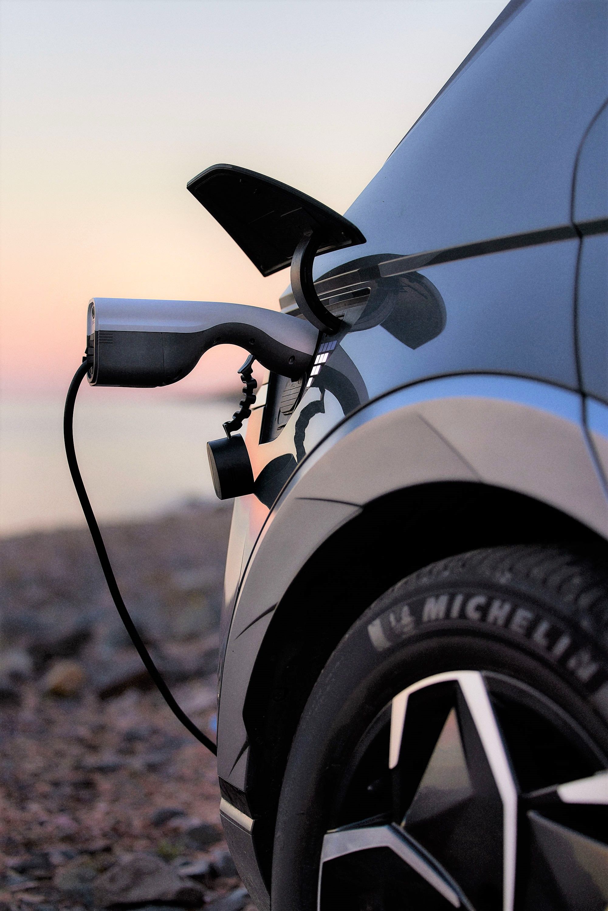 Een V2L-adapter en aangesloten kabel bij de laadpoort van een Hyundai IONIQ 5.