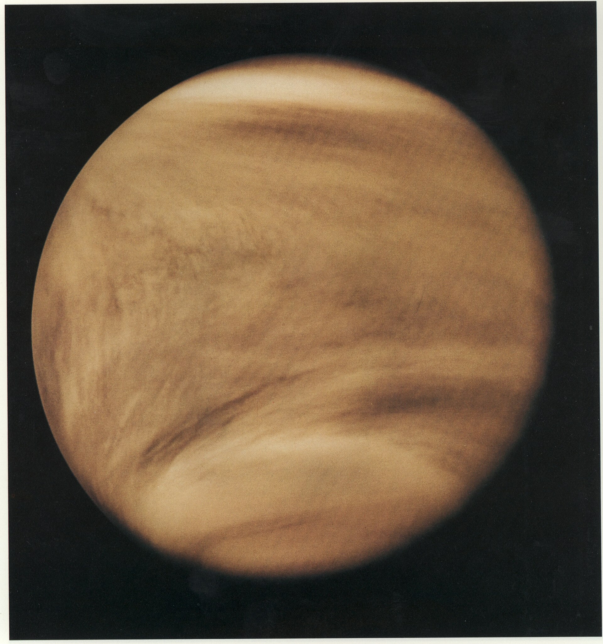 Het geelbruin weergegeven wolkendek van Venus met brede banden en structuren.