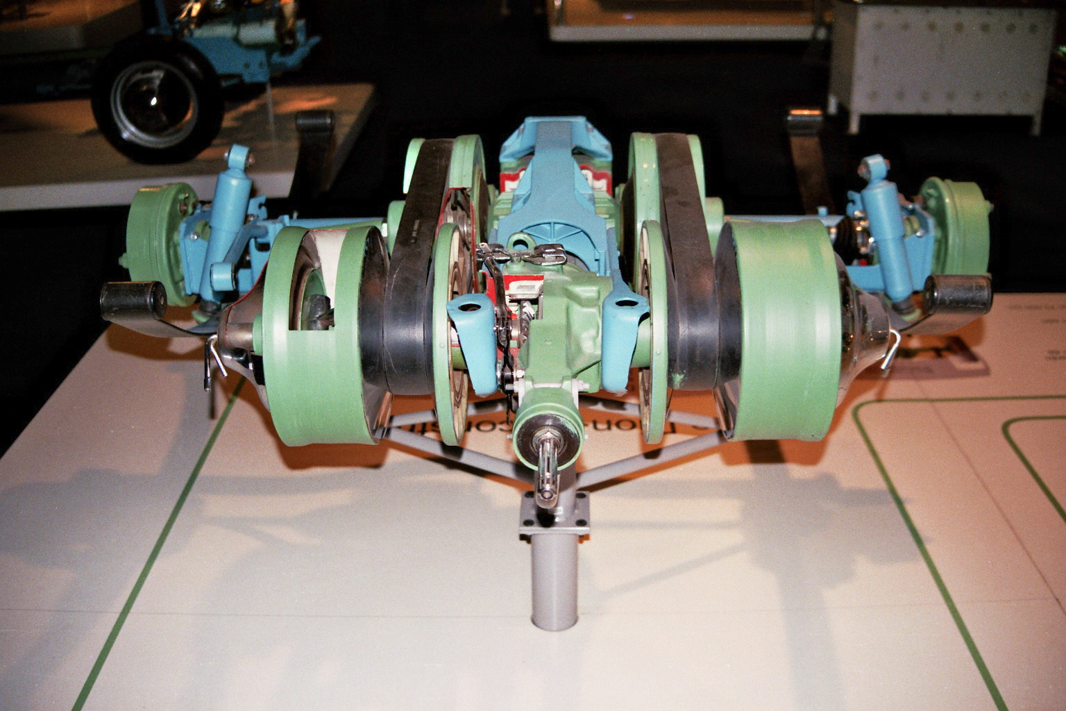 Een opengewerkt Variomaticmodel met twee zwarte aandrijfriemen en poelies in een museum.