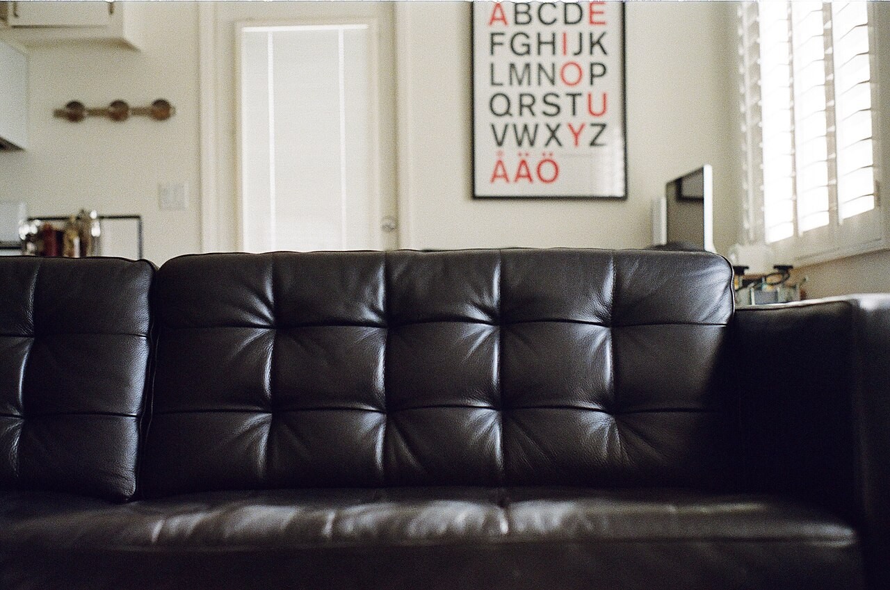 Een lege zwarte bank in een lichte woonkamer. Illustratieve archieffoto; er staan geen deelnemers aan het aangehaalde onderzoek op.