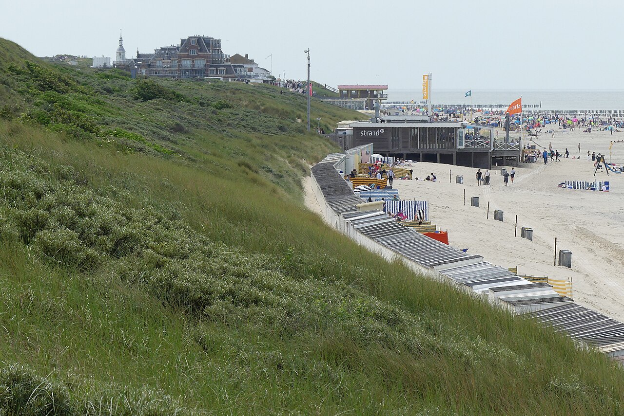 Duinen en strand bij Domburg. Illustratief landschapsbeeld; de Romeinse altaren zijn hier niet afgebeeld.