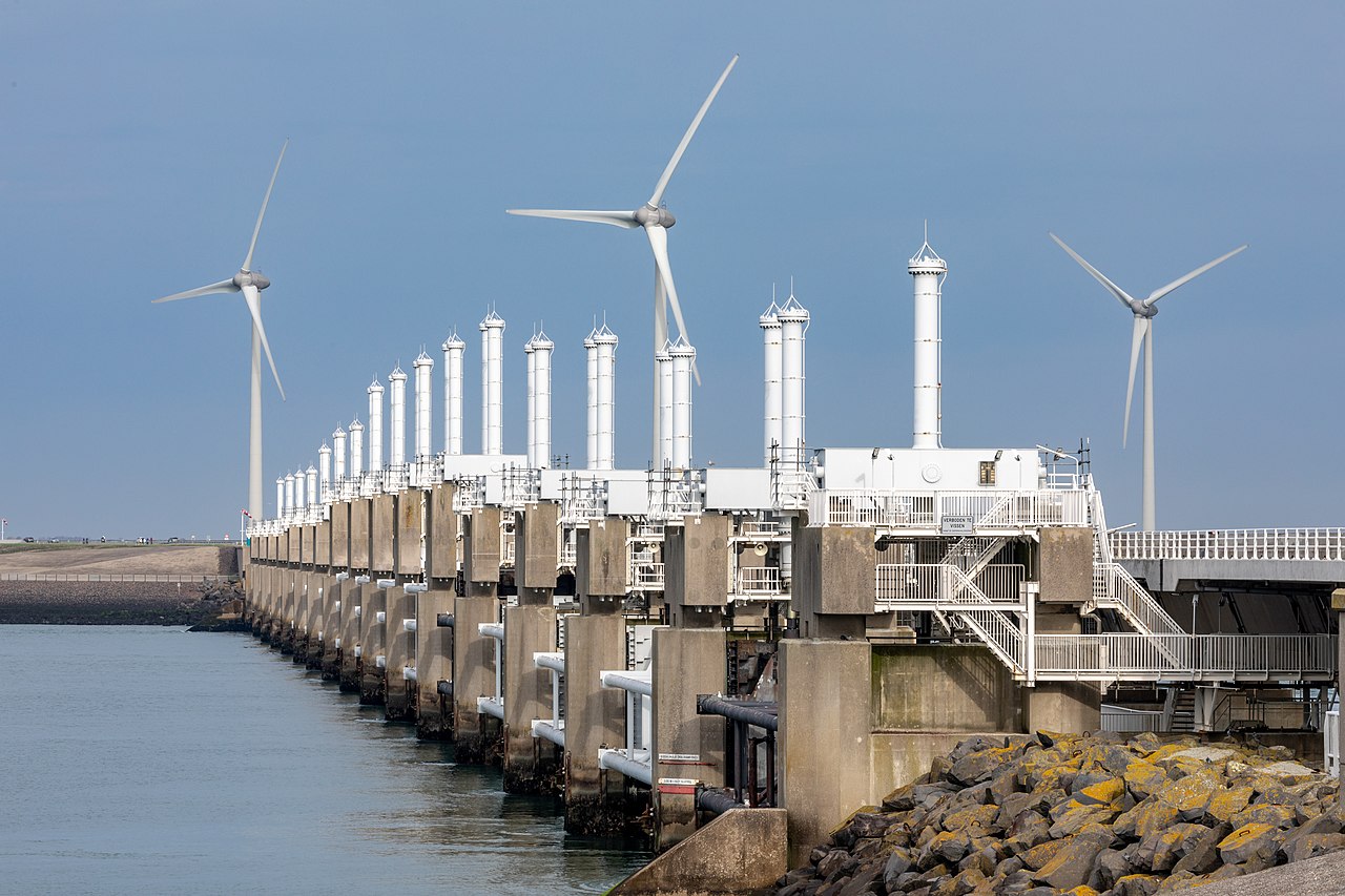 Pijlers en schuiven van de Oosterscheldekering bij Vrouwenpolder.