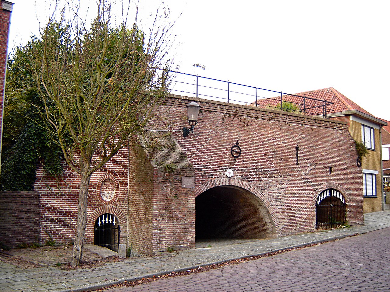 Het gemetselde restant van de watermolen in de oude vestingwerken van Sas van Gent.