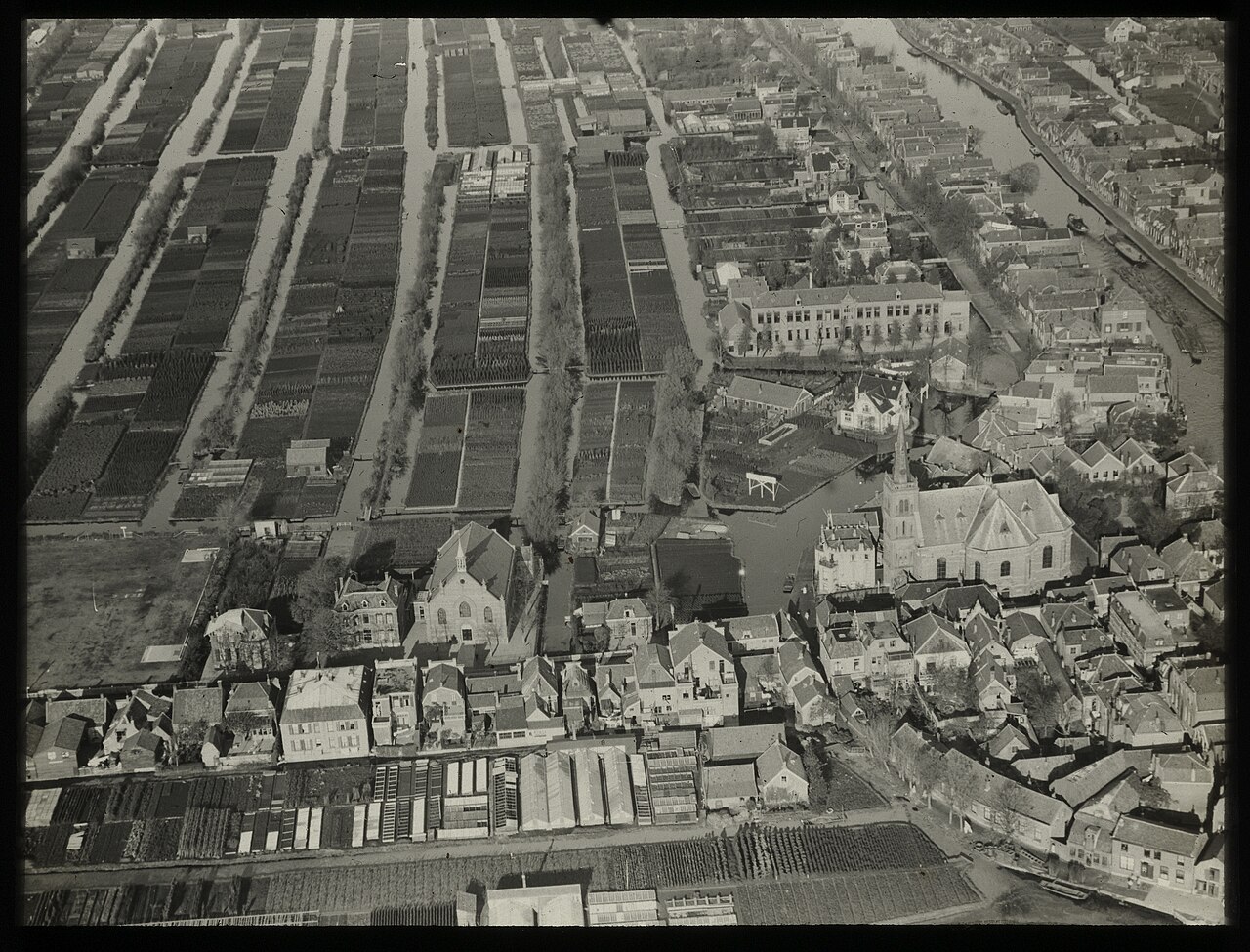 Historische luchtfoto van Boskoop met brede sloten en smalle kwekerijpercelen.