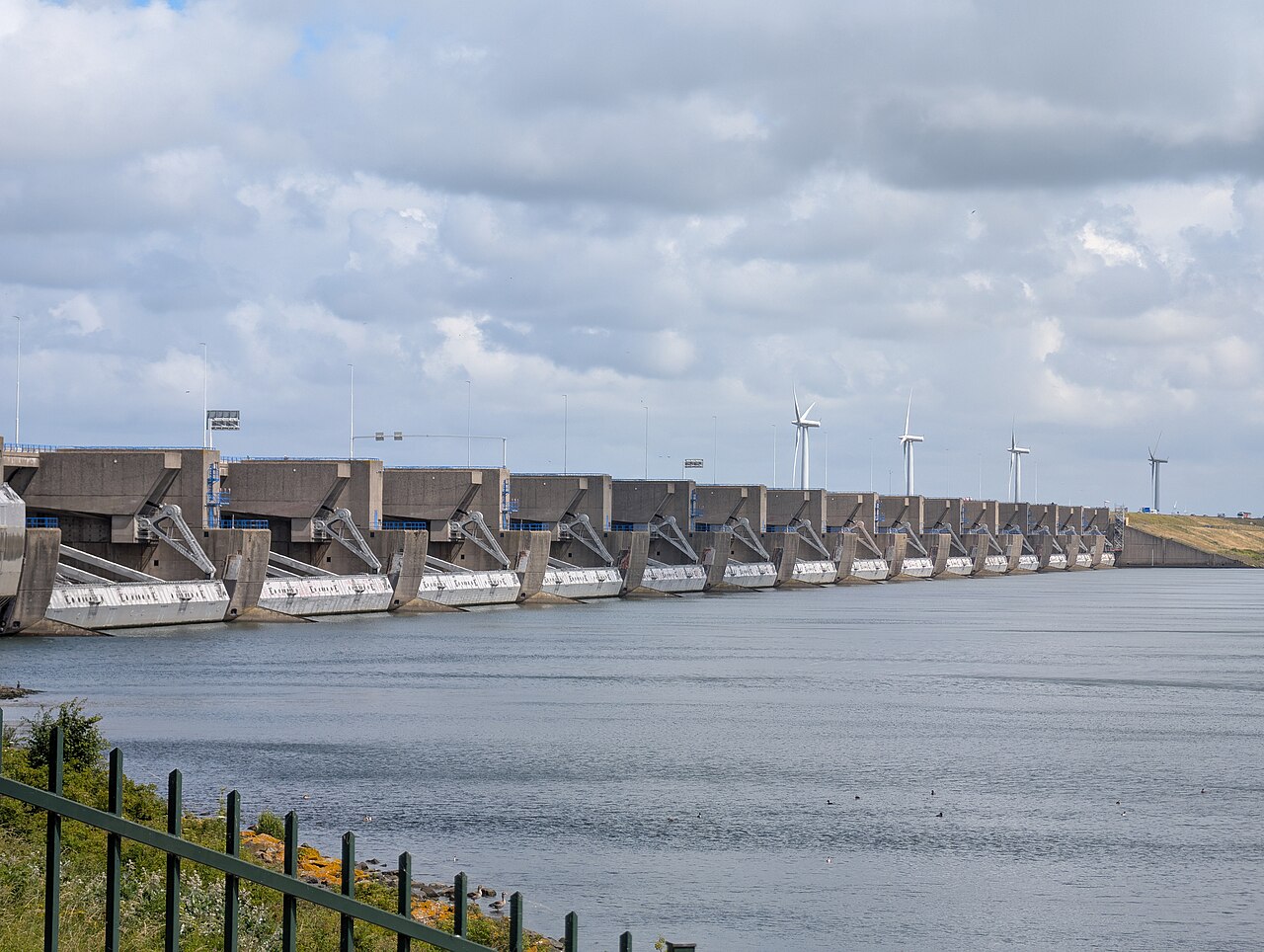 De Haringvlietsluizen bij Stellendam. Dit beeld toont niet de onderwaterpassage van vissen.