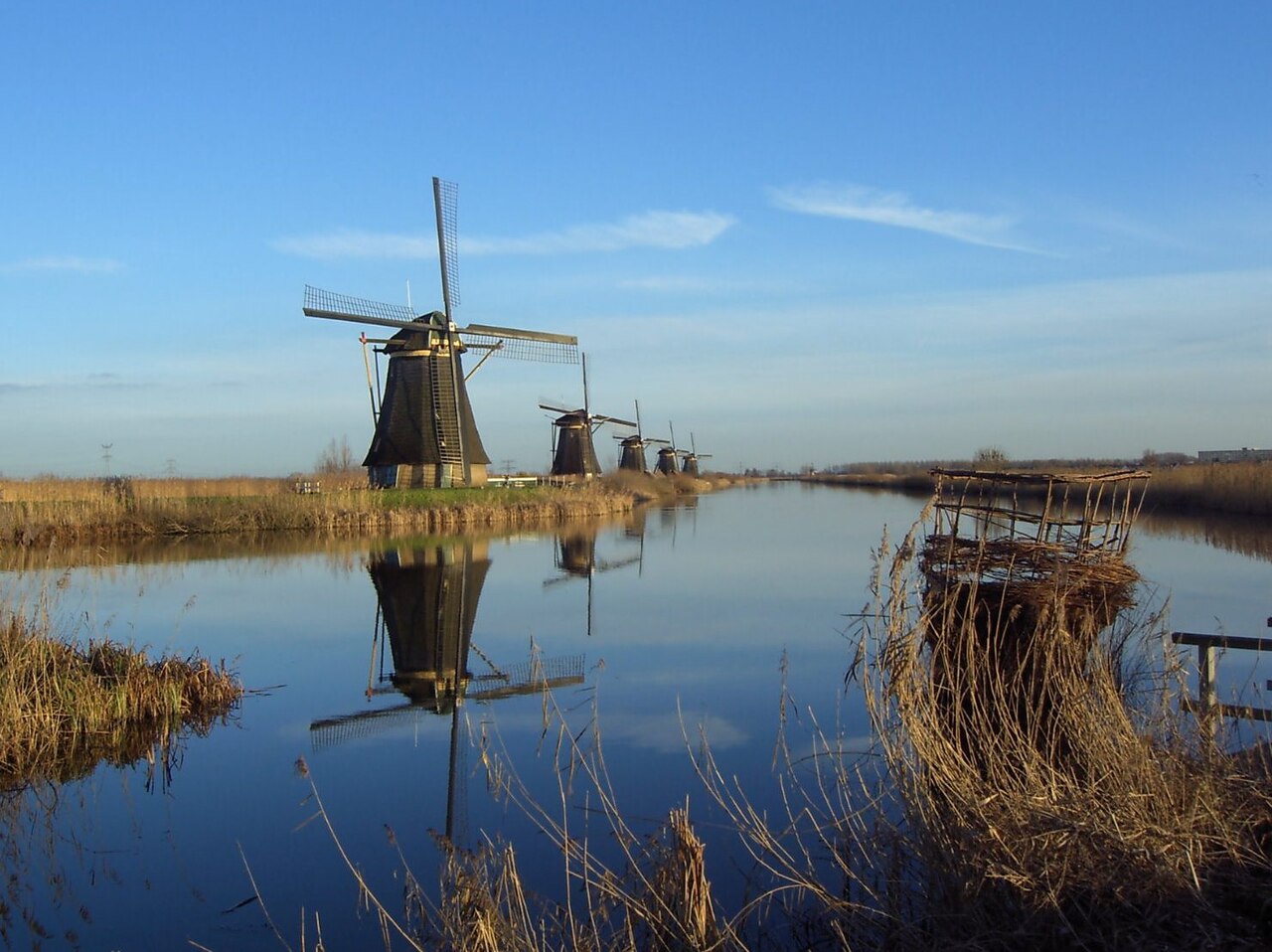Een molen en de watergangen van Kinderdijk.