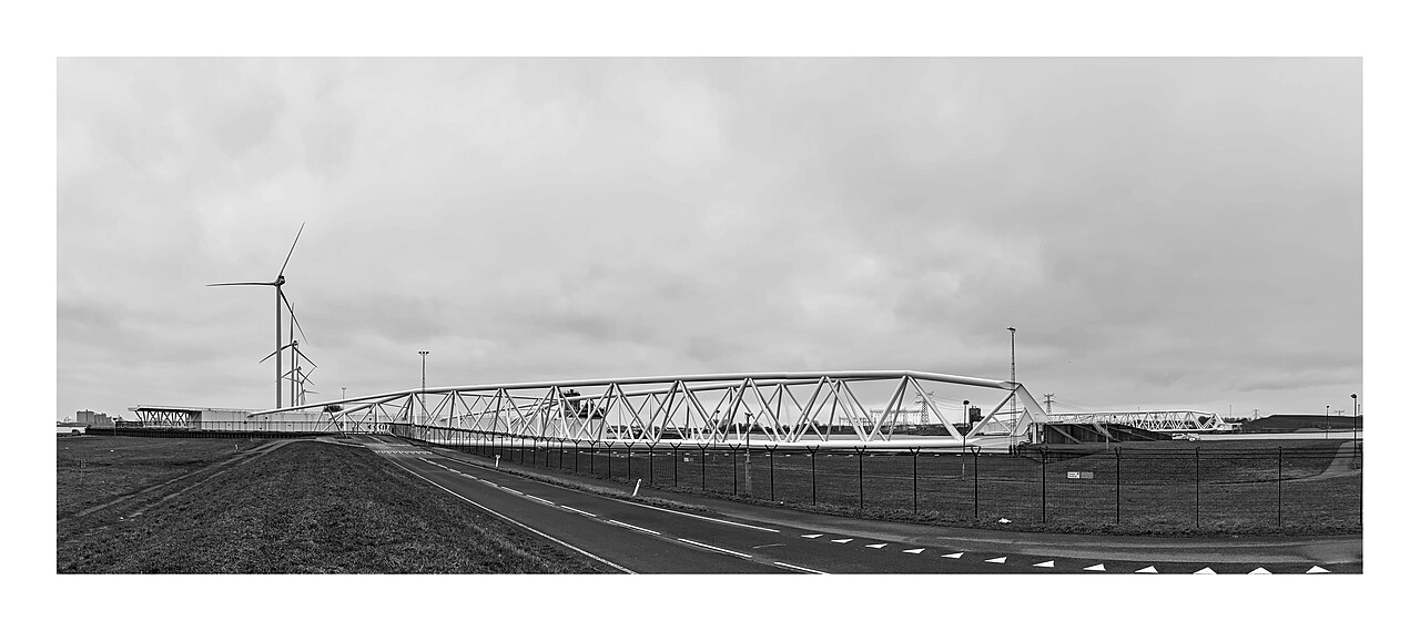 Panorama van de Maeslantkering, gefotografeerd in zwart-wit.