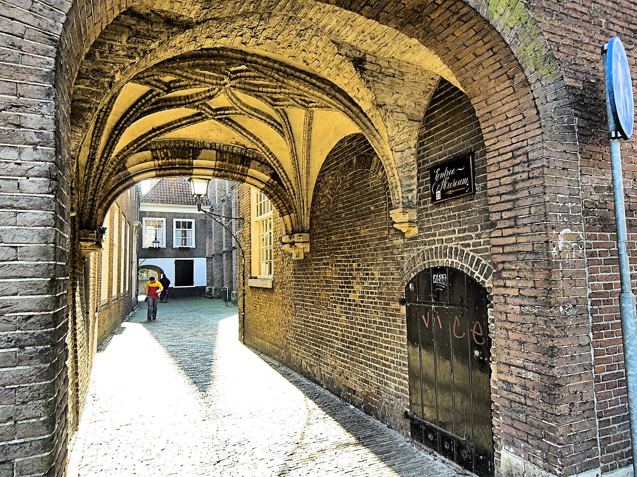 Een doorgang van het Prinsenhof in Delft. Illustratief gebouwbeeld; de kogelgaten zijn hier niet afgebeeld.
