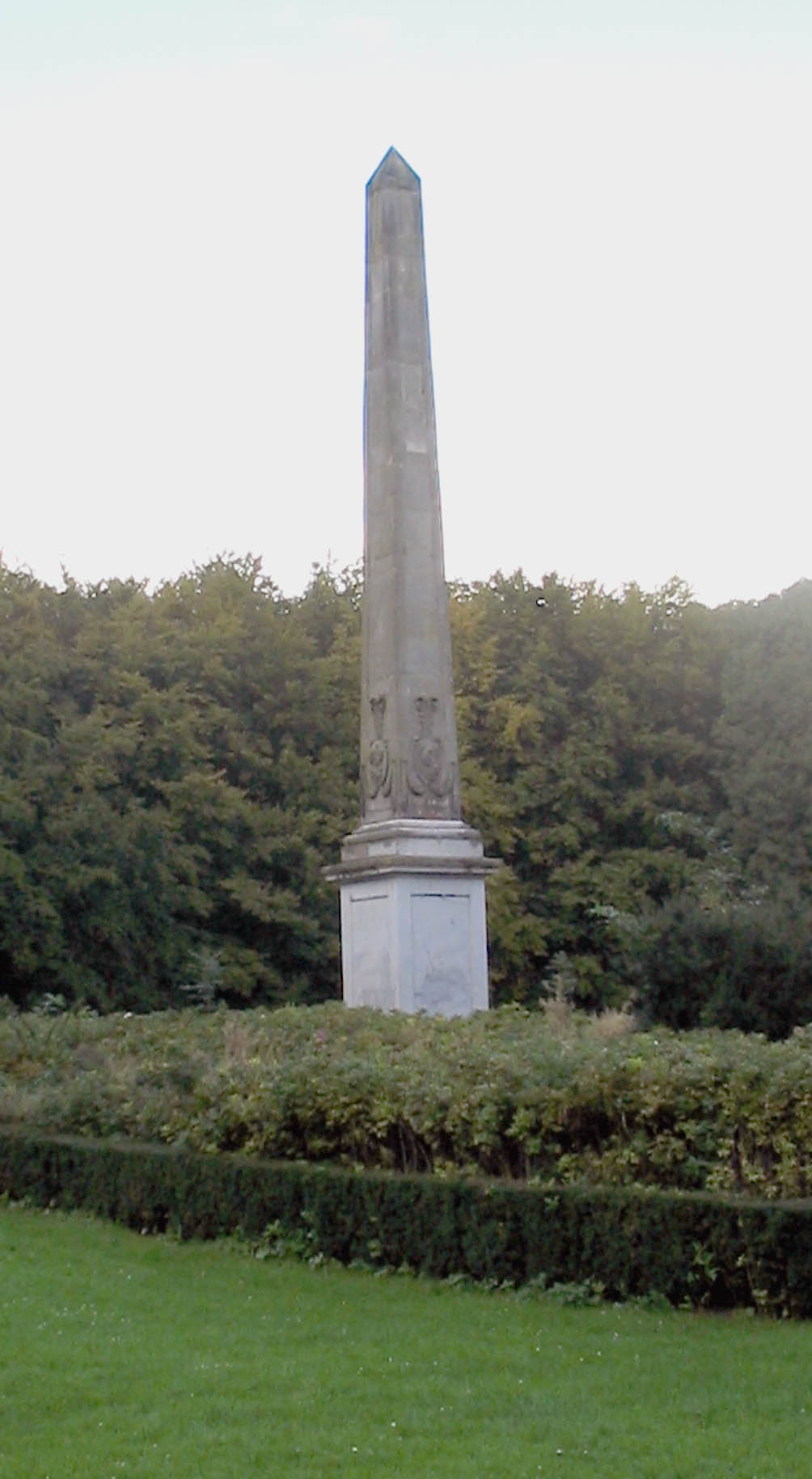 De gedenknaald in het Rijswijkse Bos.