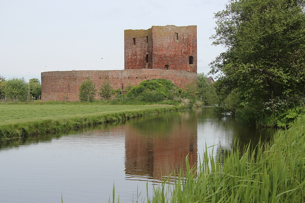De ringmuur, woontoren en gracht van de ruïne van Teylingen.