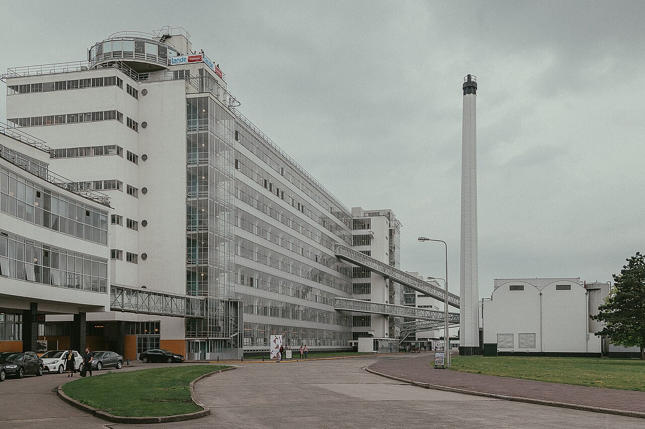 De glazen gevels en luchtbruggen van de Van Nellefabriek in Rotterdam.